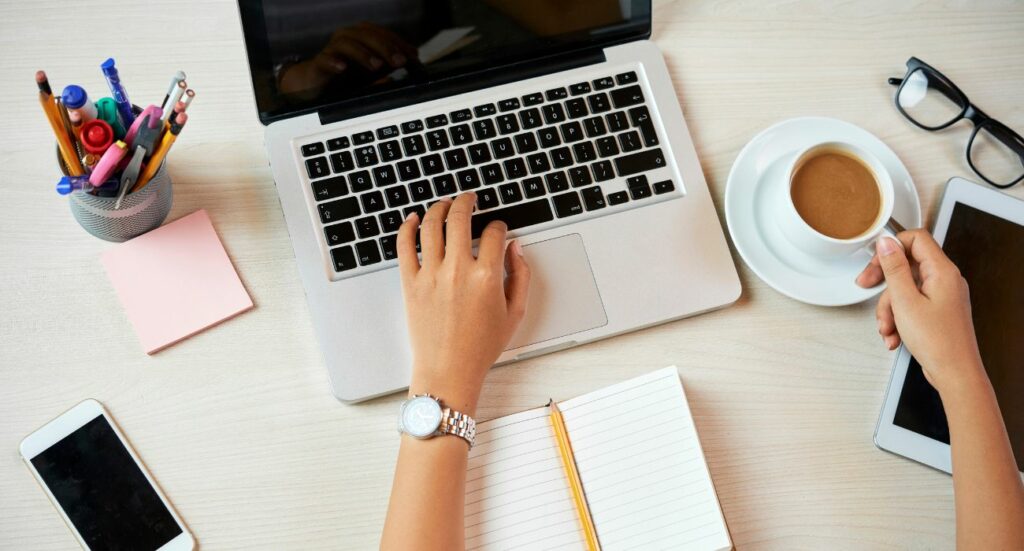 Femme en train d'écrire un article de blog