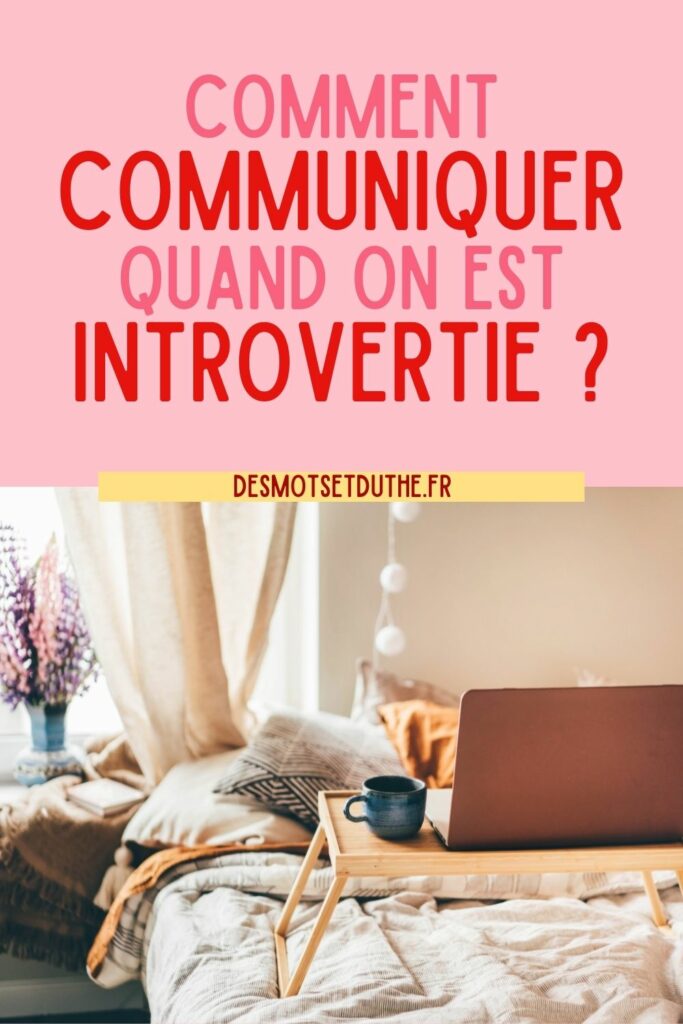 Texte disant "Communiquer quand on est introvertie ?" avec une photo d'un ordinateur posé sur un plateau dans un lit.