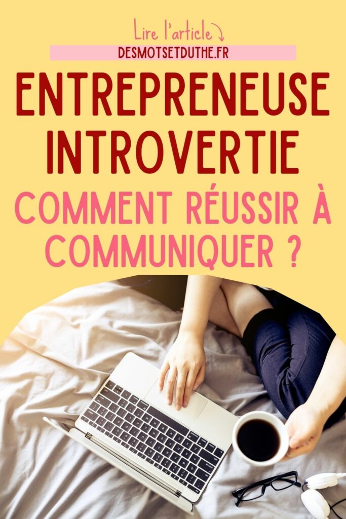 Photo de haut d'une femme sur un ordinateur avec une tasse de café, assise dans un lit et le titre "Entrepreneuse introvertie, comment réussir à communiquer ?".
