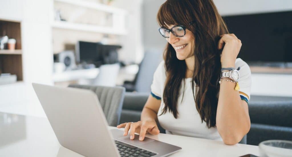 Femme heureuse travaillant sur un ordinateur