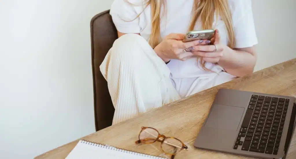 Femme sur son téléphone pour illustrer le choix entre pinterest ou instagram