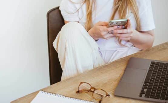 Femme sur son téléphone pour illustrer le choix entre pinterest ou instagram