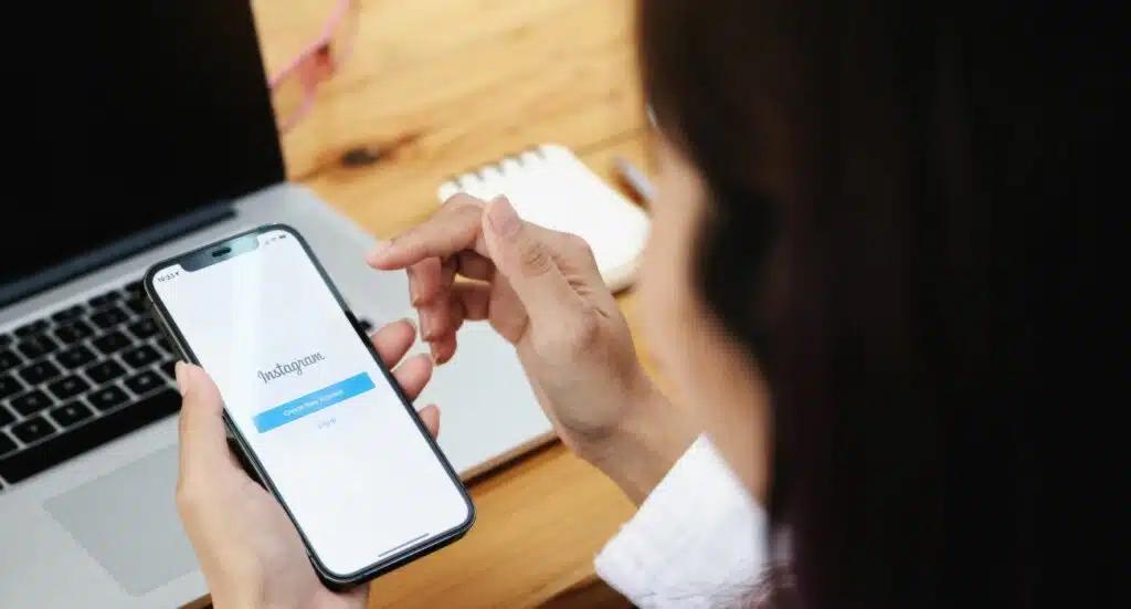 Femme se connectant sur Instagram pour illustrer la revendication du compte Insta sur Pinterest